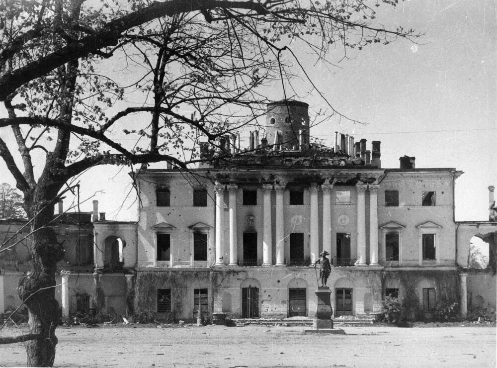 Павловский дворец 1944 год