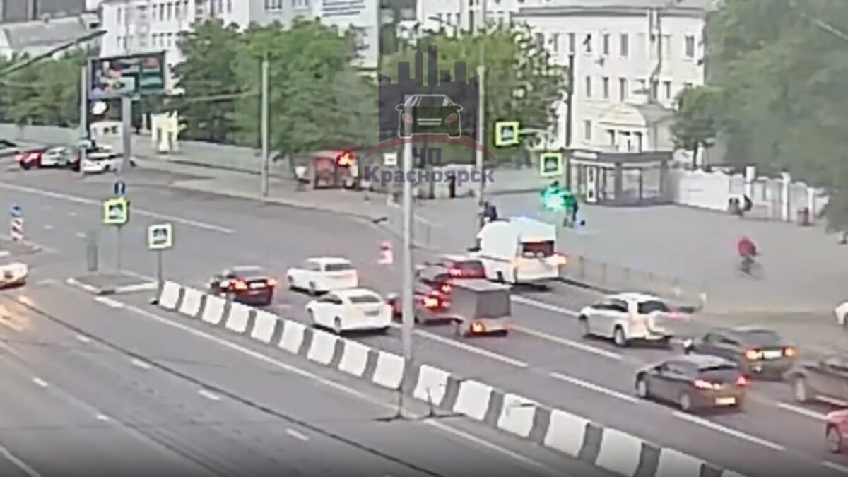     В Красноярске автомобиль скорой помощи сбил девушку, которая перебегала дорогу по пешеходному переходу.