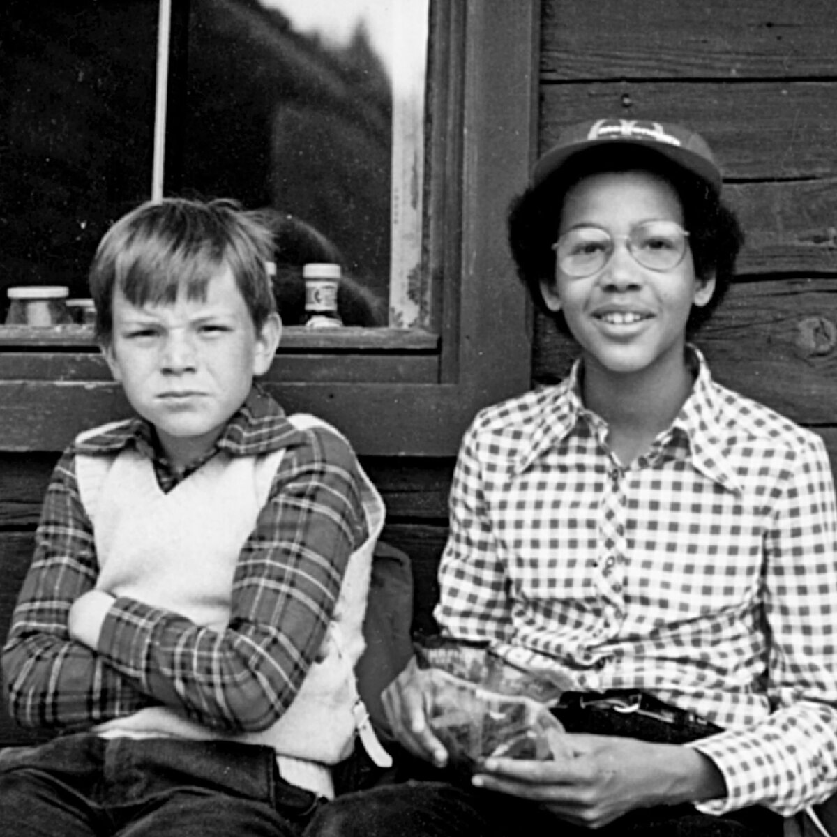 Дженнифер с Матиасом, сыном ее приемных родителей.