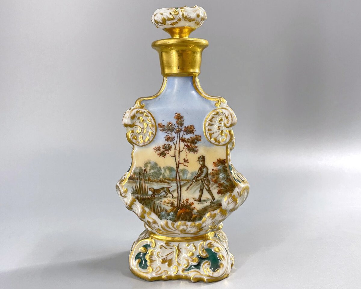 Флакон с пробкой, охотничий сюжет, Завод Попова, 1880-90-е. Высота 16,5 см, размеры основания 6,5 х 5 см. Марка синим «АП». Флакон в очень хорошем состоянии, пробка снимается. Следы реставрации на крышке, возможно пробка неоригинальная. Продан за 110 тысяч рублей. https://ru.bidspirit.com/