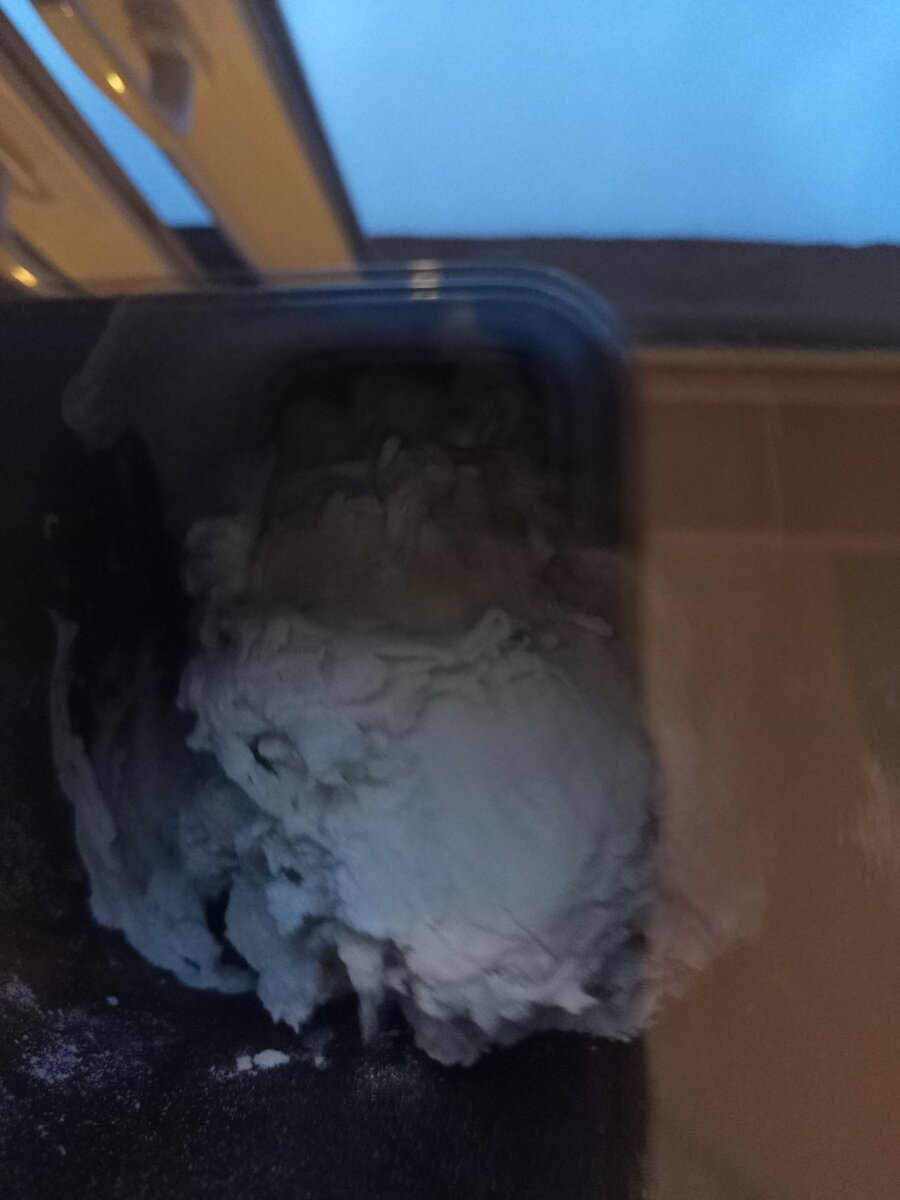 Мешает тесто