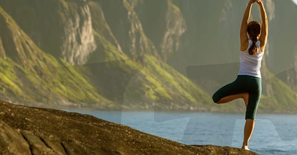 Йог в горах. Йога в горах. Медитация в горах. Девушка йога горы. Девушка занимается йогой на фоне гор.