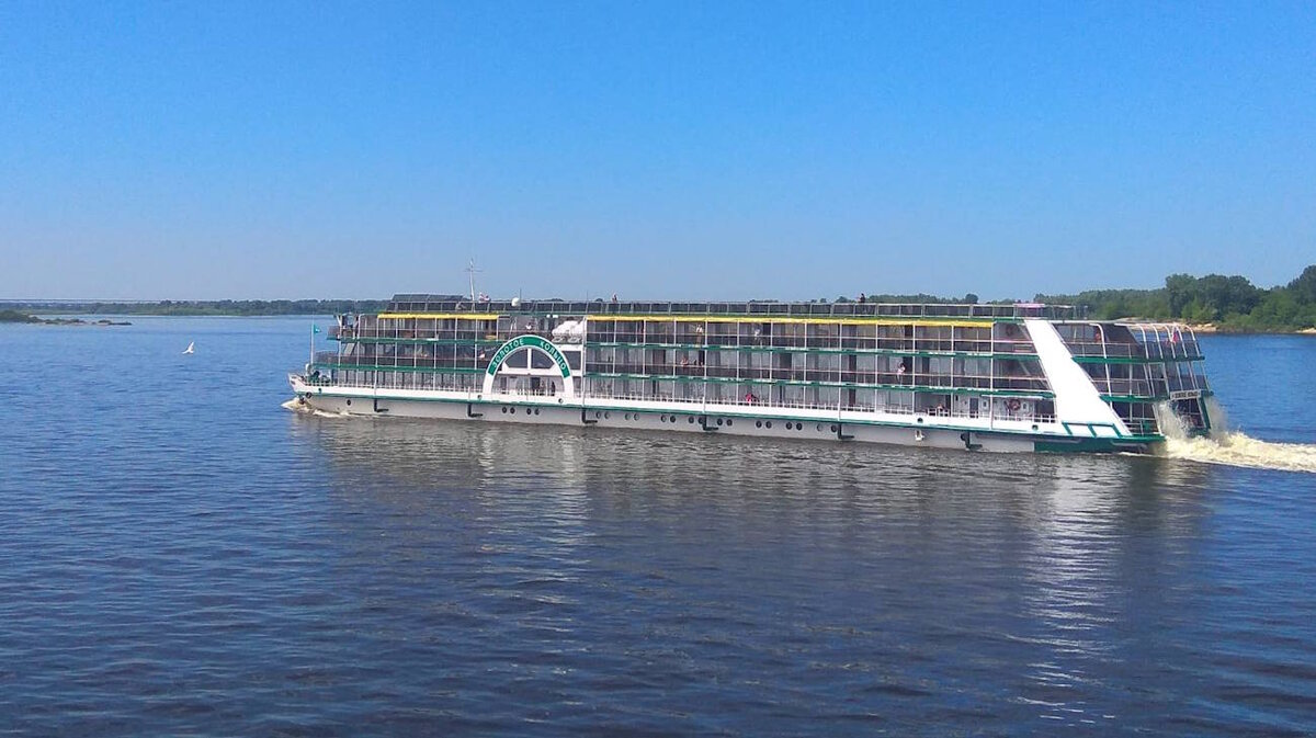 Теплоход «Золотое кольцо» в своём первом рейсе