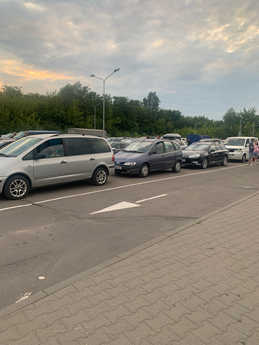 Это только часть стоящих машин.