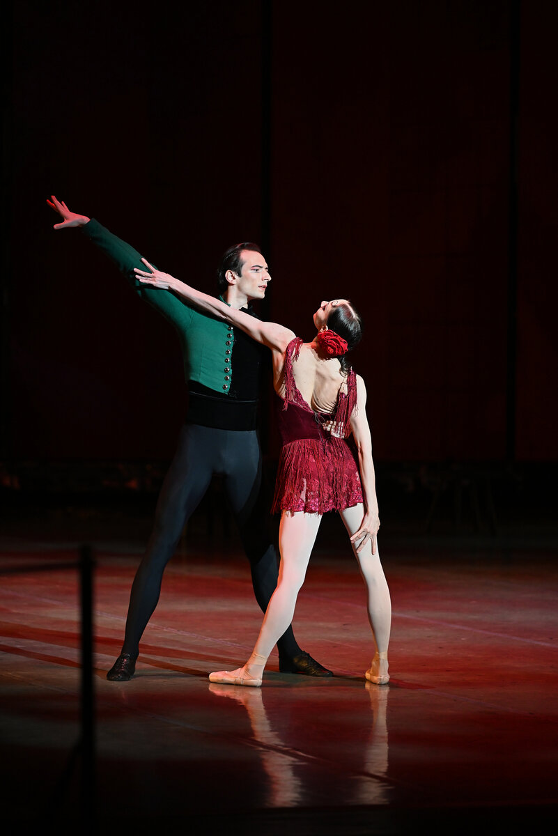 Отрывок из балета «Кармен-сюита» (Ж.Бизе-Р.Щедрин, хореография А.Алонсо) исполняют Оксана Скорик и Эвен Капитен
