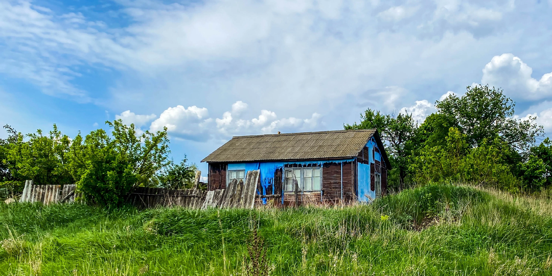 Вымершая деревня на берегу реки. Очень живописные места, но людей там нет