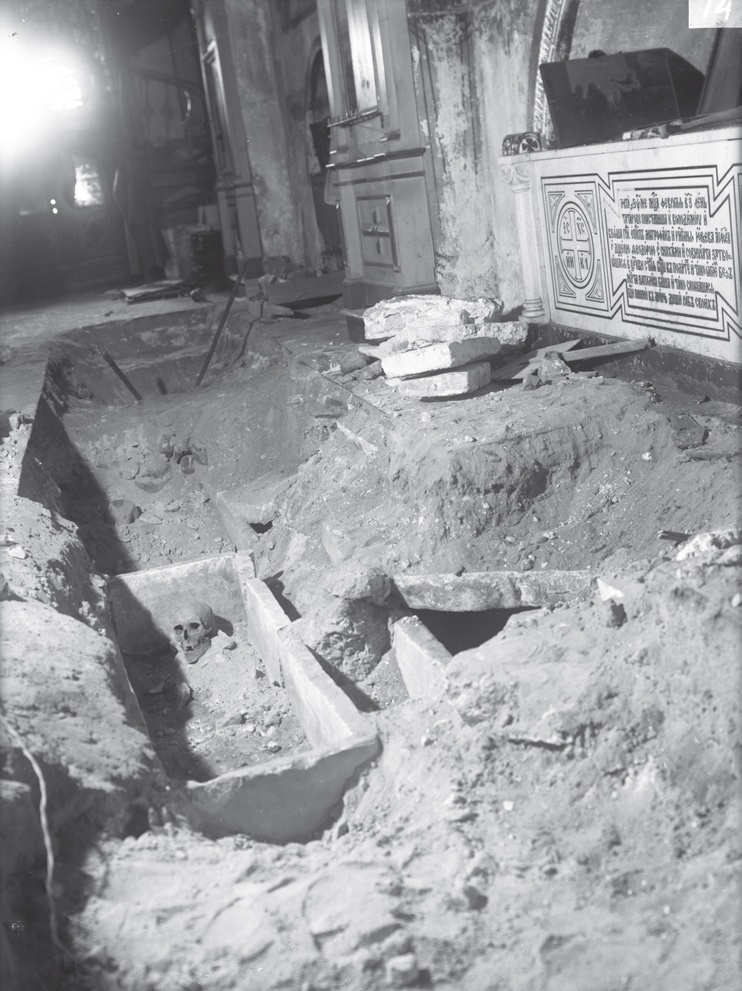 Раскопки в Успенском соборе 1951 году у северной стены, где находится гробница Михаила Георгиевича. Фото из Интернета.