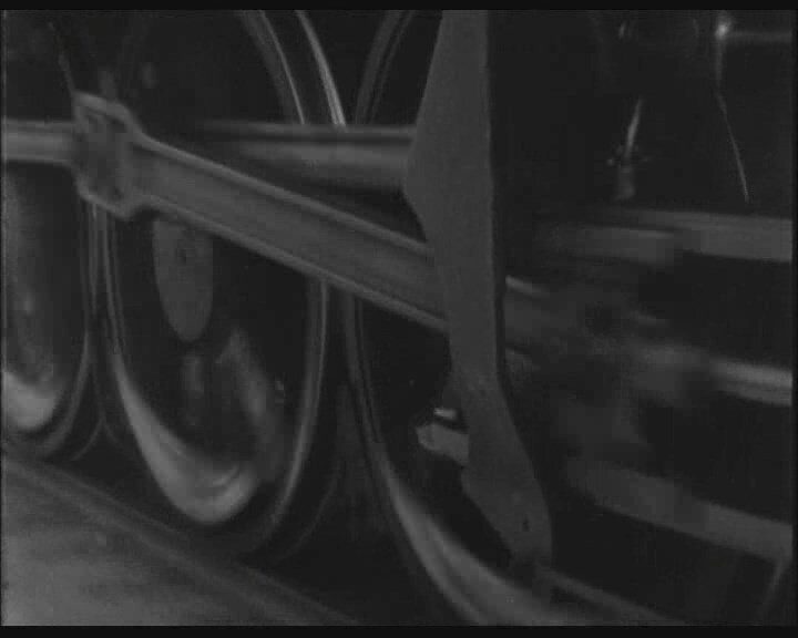 Чарльз Чаплин вновь подтверждает высказывание «Талантливый человек талантлив во всём». Взять хотя бы его мастерство как композитора. Перебивки с видом колёс мчащегося паровоза, знаменующие очередное путешествие Верду, сопровождаются резким скрипичным арпеджио по квартам. Казалось бы, двухсекундная мелодия. Но как великолепно она выражает озорную прыть Верду, с которой тот колесит по стране навстречу новым жертвам.