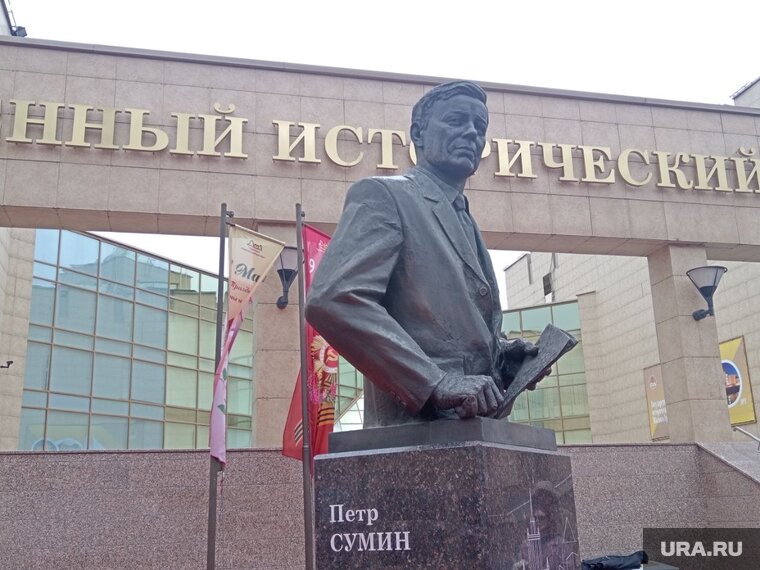    Памятник Сумину поставили возле музея в августе 2021 года
