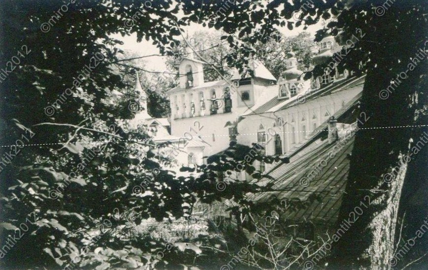 Большая звонница в Псково-Печерском монастыре, Успенская пещерная и Покровская церкви