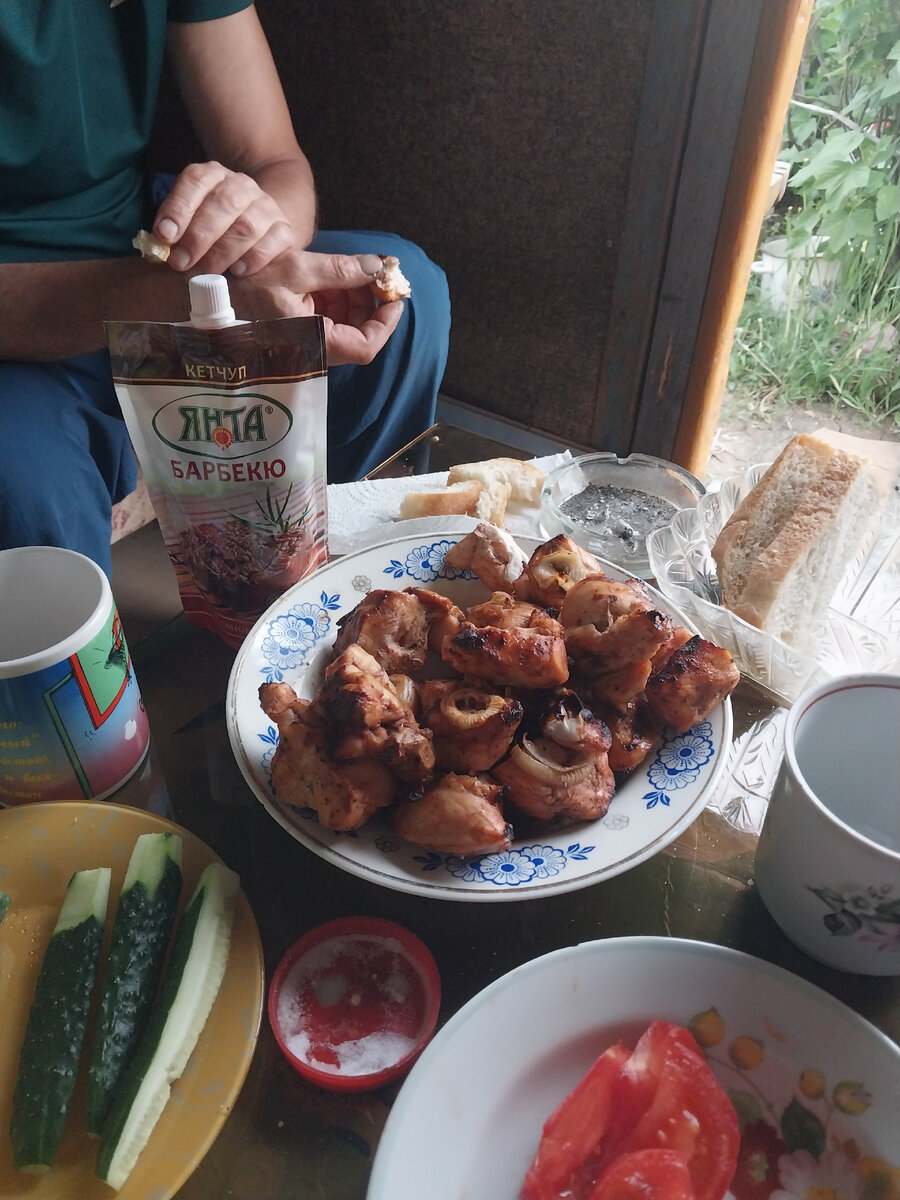 Вот так он стоял, на дальнем от меня краю стола.