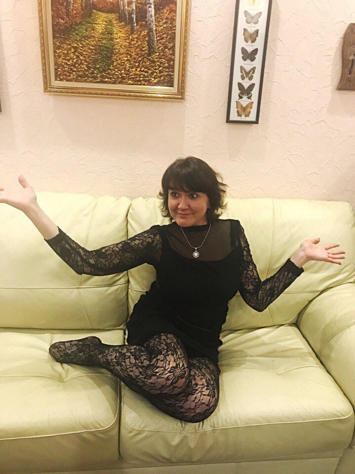 40 дней после ухода мужа. Мне 44 года. Психолог посоветовал отпраздновать, как 40-ой день. То есть, отпустить... Может и жестко, но сработало здорово. Приняла я ситуацию именно после такого праздника с подругами:-) Черной была только одежда (условие терапии одеться, как на похороны). На самом деле было весело и позитивно. Не надо удивляться на самом деле, Развод/Измена/Предательство - это маленькая смерть. 