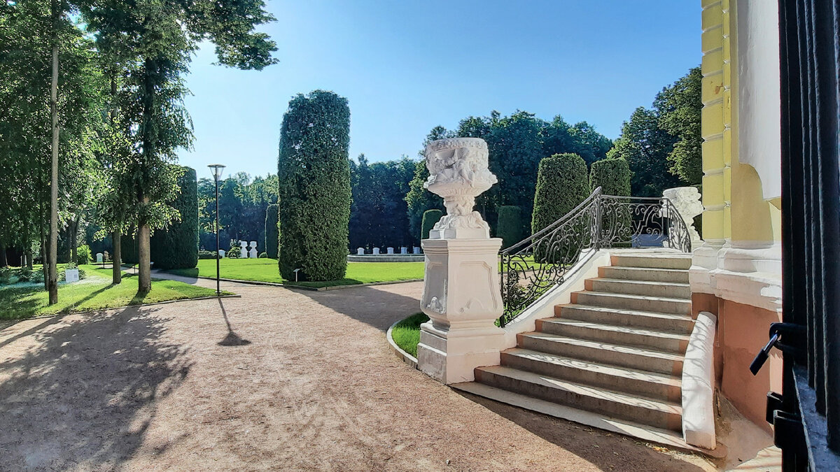 Фото ph_zakharenkova июнь 2023г. Вид на Исторический парк им.Тимирязева - подсмотрела сквозь ограду