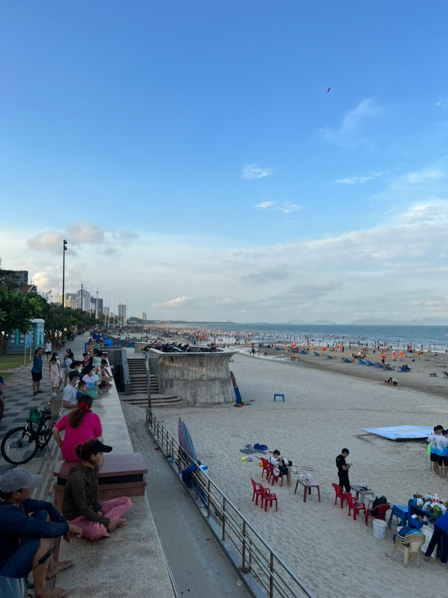 Толпы вьетнамцев в море 