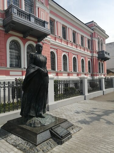 Памятник Анне Мараевой у здания Серпуховского историко-художественного музея