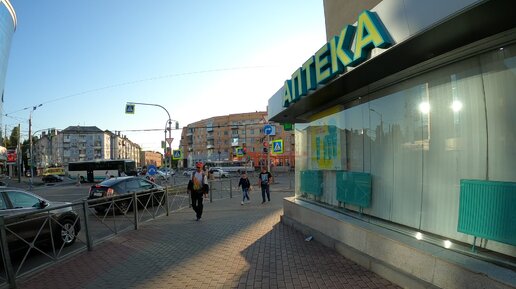 Таких улиц Калининграда вы точно не видели. Летний вечерний город, люди неспеша гуляют и отдыхают, наслаждаясь закатным солнцем