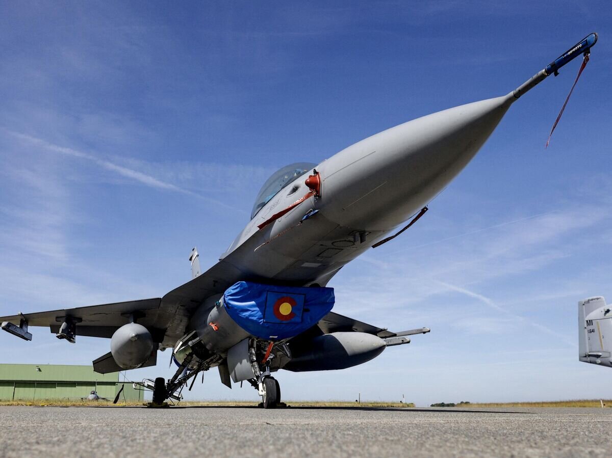    Американский истребитель F-16 в военном аэропорту Ягель© AFP 2023 / AXEL HEIMKEN