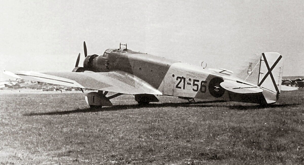 Подарок от итальянцев — бомбардировщик и военно-транспортный самолет Савоя-Маркетти SM.81 Пипистрелло. Да, боевые качества итальянской армии были в среднем невысокие, но вот авиация по тем временам была ого-го.
