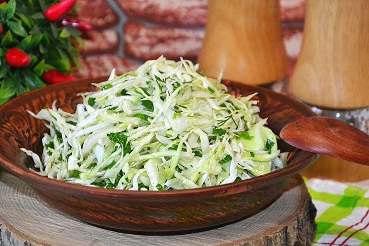 Салат из свежей капусты с огурцом