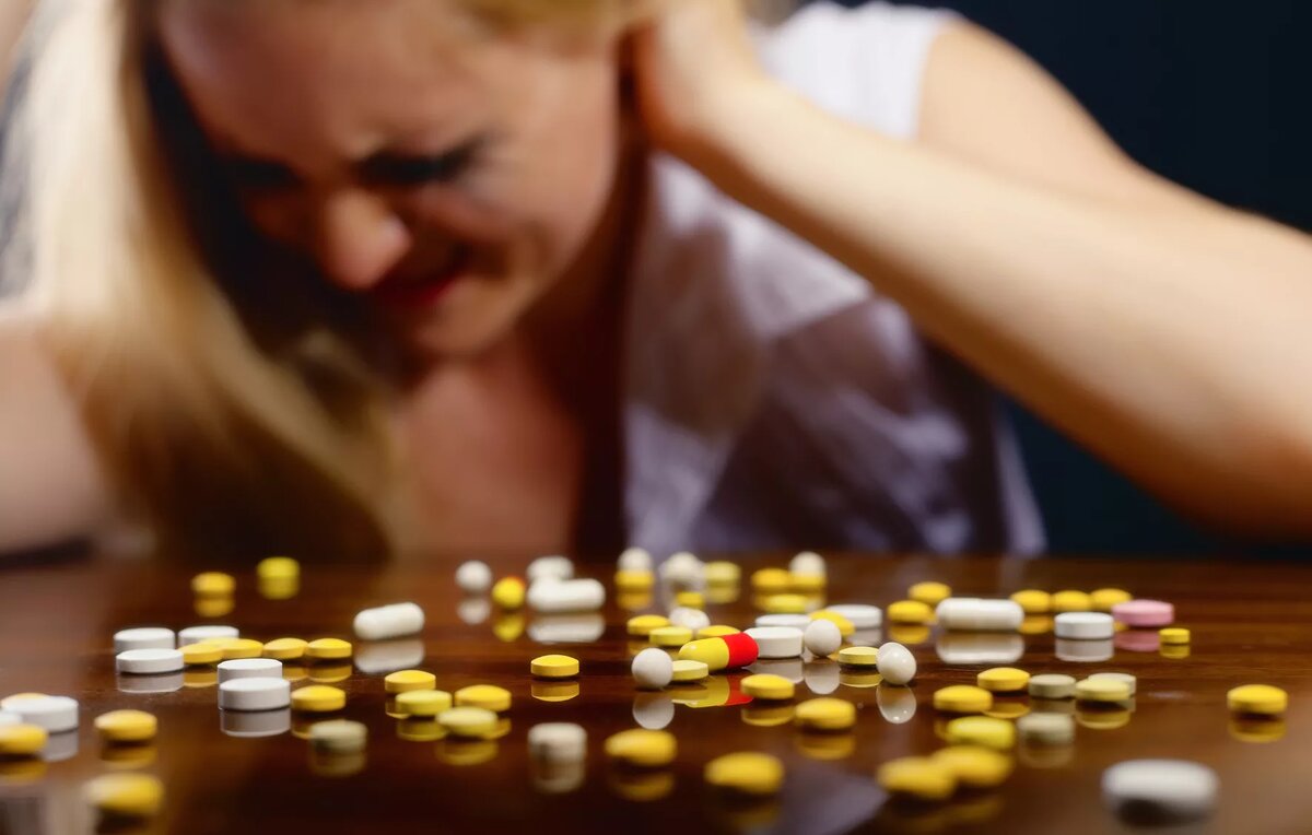 Включи антидепрессант. Зависимость от лекарств. Побочные эффекты от лекарств. Побочка от лекарств.
