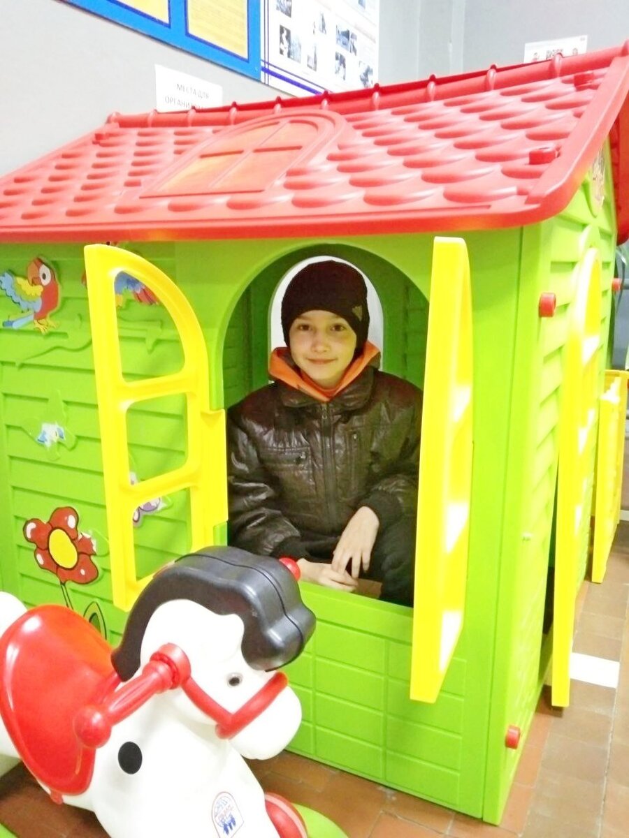 Максимка в игровой зоне на станции в Староминской