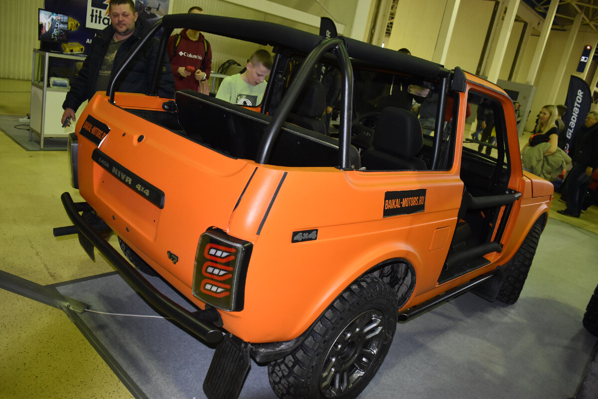 Сзади бросается в глаза каркас как у багги.