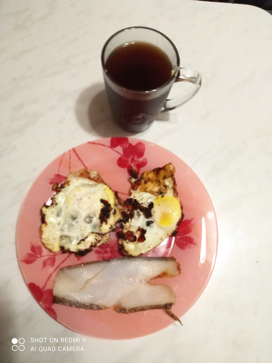 На завтрак  яичница с  помидорами-109гр.,палтус холодного копчения-28гр. К-272,60  Б-17,4   Ж-21,17   У-1,97. Кофе без сахара.