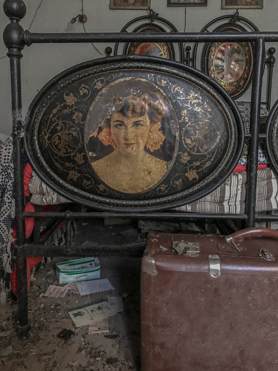 Am intrat într-o casă abandonată de sat și nu mă așteptam să găsesc acolo o capsulă a timpului.  Totul este la locul lui: de la mobilier la ochelari lustruiti