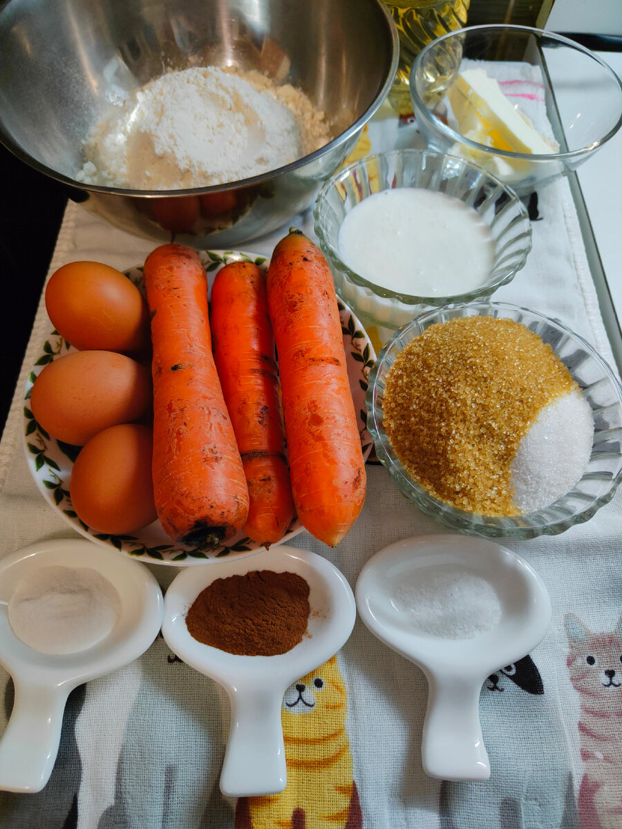 - морковь 300 гр. - яйца 3 шт.-сахар простой и тростниковый 220 гр. (смешивайте в любой пропорции, у меня поровну) - масло сливочное 45 гр.- масло растительное 45 гр.- мука 280 гр.- кефир 100 гр.- сода 1,5 ч.ложки- корица 1 ч.ложка- соль щепотка