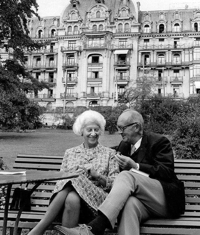 Супруги Набоковы на фоне гостиницы Fairmont в Монтрё, которая на 16 лет станет для них домом