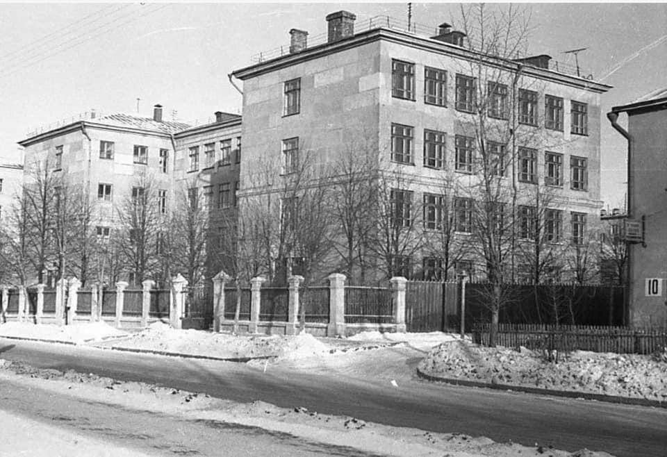 1-я Парковая улица, 12. Довоенная школа. Вид с юго-запада. Справа фрагмент несохранившегося двухэтажного дома. Фотография 1964 г. с ресурса pastvu.com 