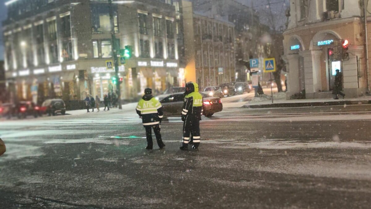     Мужчина поругался с сотрудником ГИБДД, когда тот якобы нелестно указал ему на место рождения. Ролик распространил паблик «Нижний Новгород без цензуры».