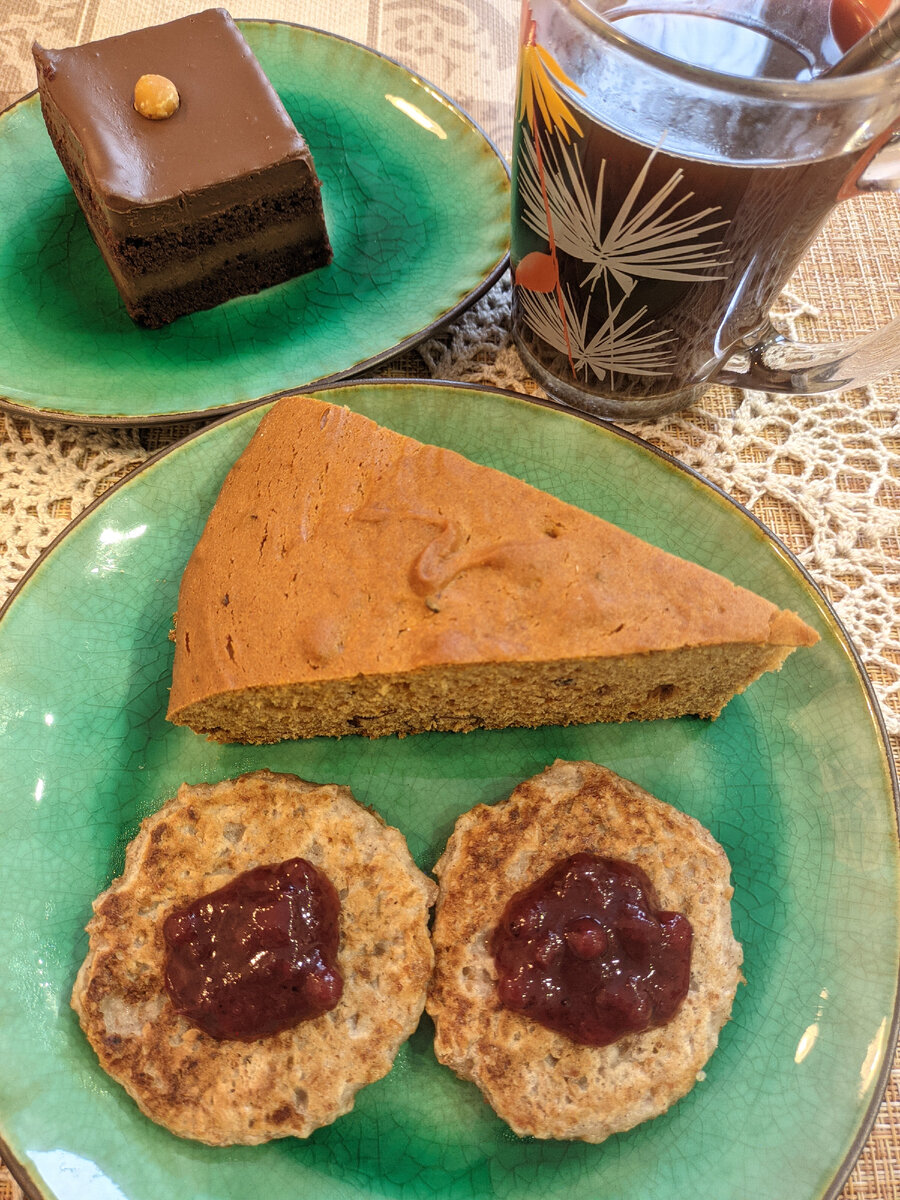 Оладушки из ячневой каши, пирог "От Никитушки", трюфельное пирожное, кофе