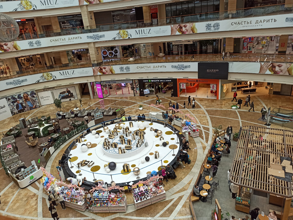 Приехала, с настроением всё ок. Где куклы?