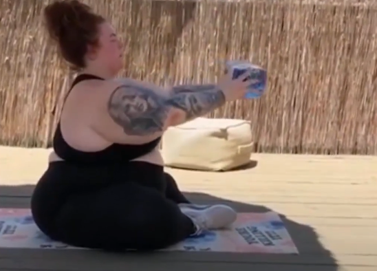 Тесс Холидей тренируется с бутылкой весом 2 кг, что она таким образом может тренировать?