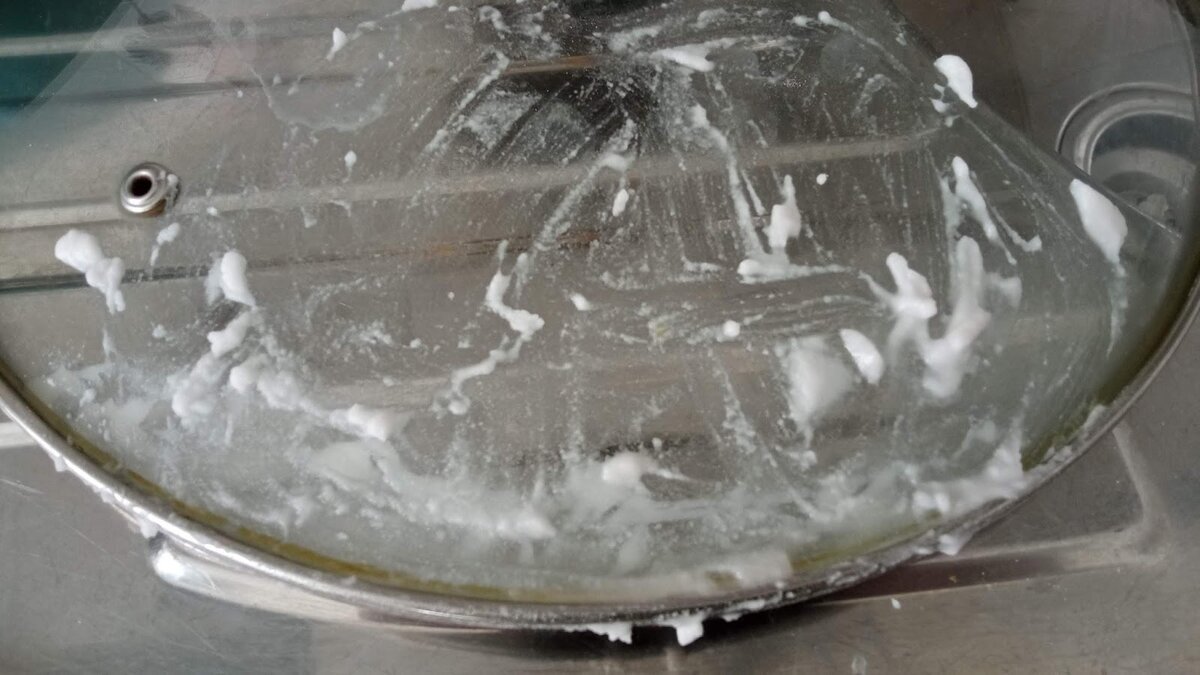 Мутные стекла на крышках сковород отмываю на раз два: больше никакой грязи под ободком и липкой пленки. Делюсь рабочим способом