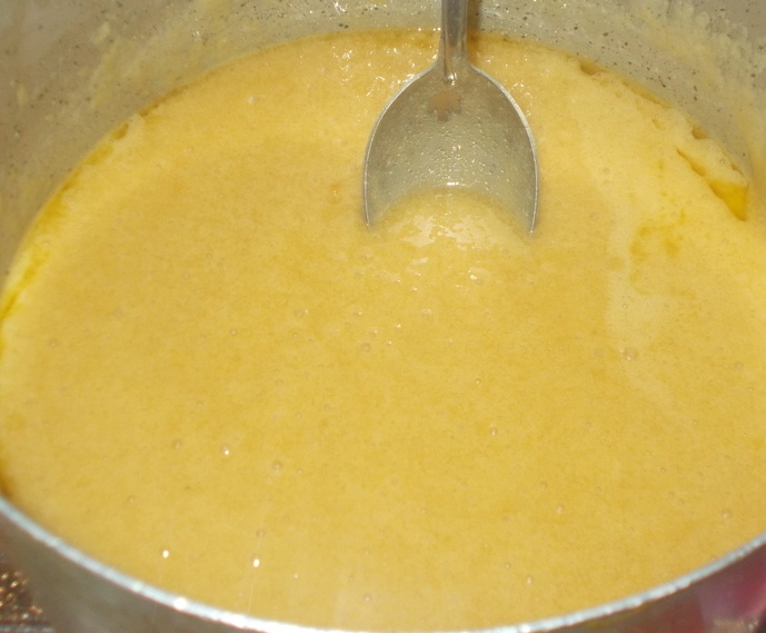    Ставим на слабый огонь и помешиваем