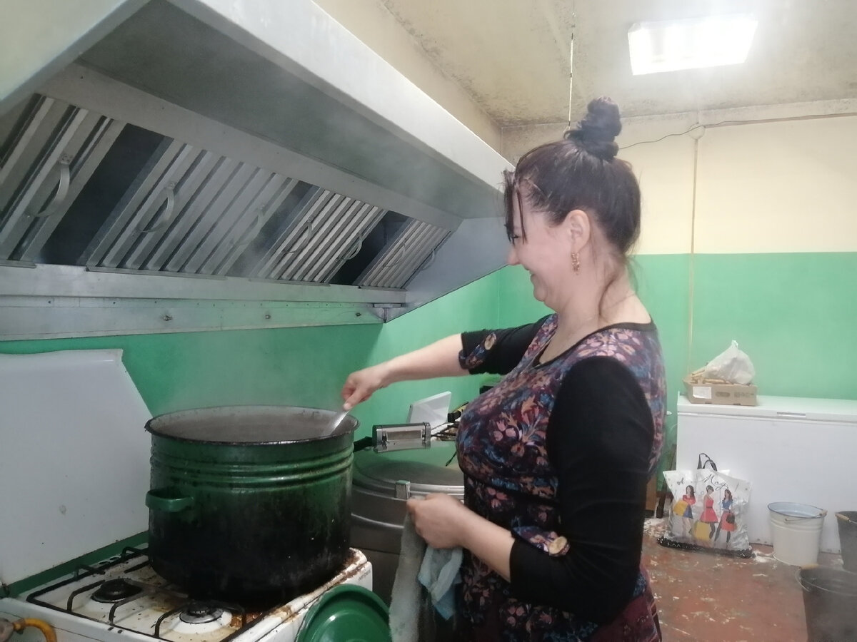 Наш повар Светлана варит для собак вкусную кашу с мясом