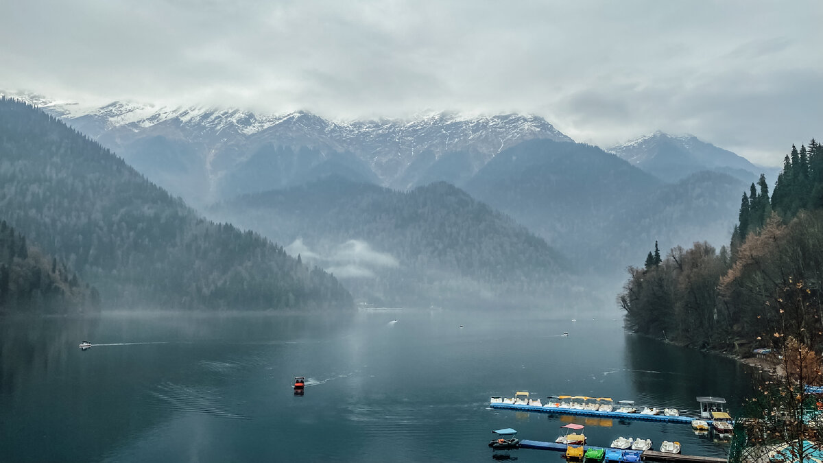 Озеро Рица золотой осенью в тумане. Что может быть красивей?