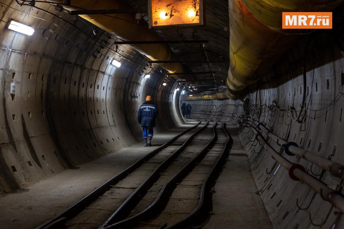 тоннель красноярск метро. метрополитены закупки. метрополитены закупки. человек в тоннеле метро. новые турникеты в метро новосибирска.