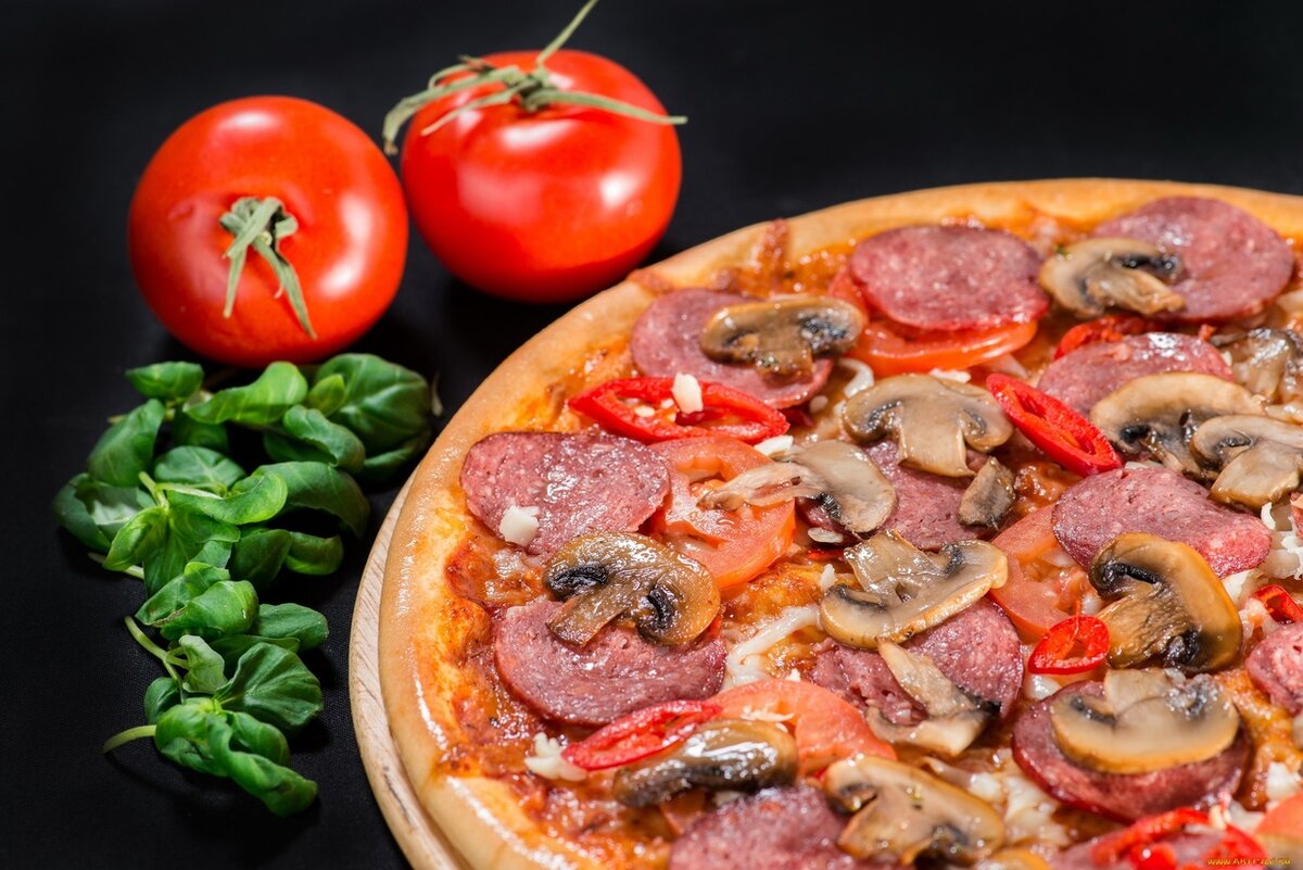 Пицца с салями, ветчиной и грибами