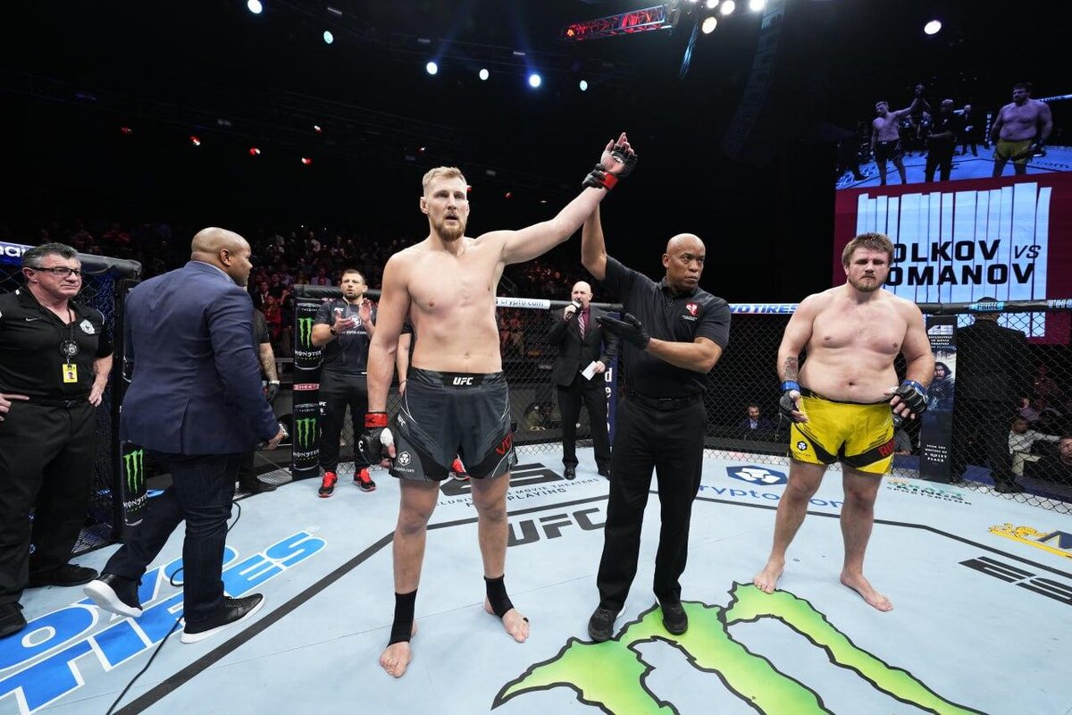     Александр Волков вновь побеждает в UFC
