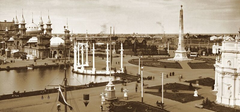 Одна из фотографий Всероссийской промышленной выставки в Нижнем Новгороде в  1896году. На этой выставке Врубель выставлял «Принцессу Грезу», Попов демонстрировал первый радиоприемник, а Шухов впервые представил миру свои прорывные сетчатые оболочки. XVI Всероссийская торгово-промышленная и художественная выставка, проходила в Нижнем новгороде с 28 мая (9 июня) по 1 (13) октября 1896 года 
Источник: https://fishki.net/3159602-velikaja-nizhegorodskaja-torgovo-promyshlennaja-vystavka-1896-goda-v-fotografijah.html?ysclid=lf5afvte28725713266