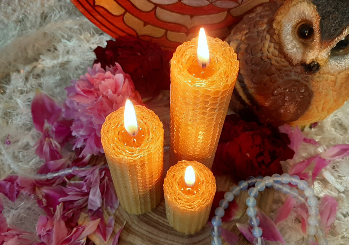 Свечи из натурального воска, скрученные из вощины.