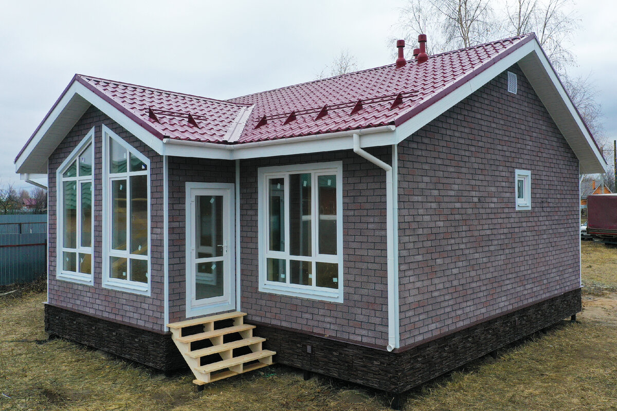 Каркасный дом для круглогодичного проживания семьи Жандаровых вмещает 3 комнаты, большой санузел и объединенную кухню-гостиную.