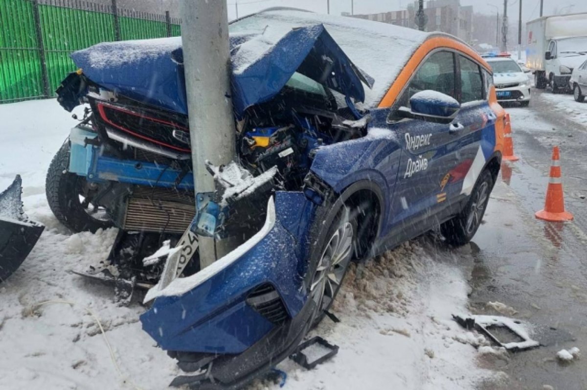    В Новой Москве в ДТП на машине каршеринга пострадали двое подростков