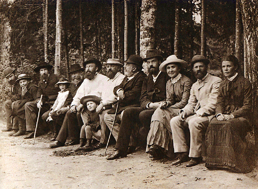 Савва Мамонтов (в белой щляпе) и участники кружка в Абрамцево. Архивное фото.