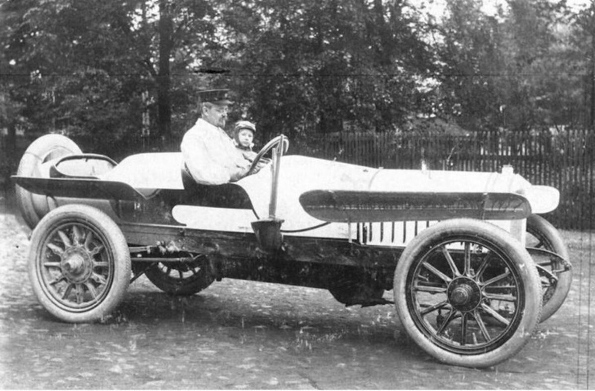 Август Хорьх в автомобиле Horch, 1908.

