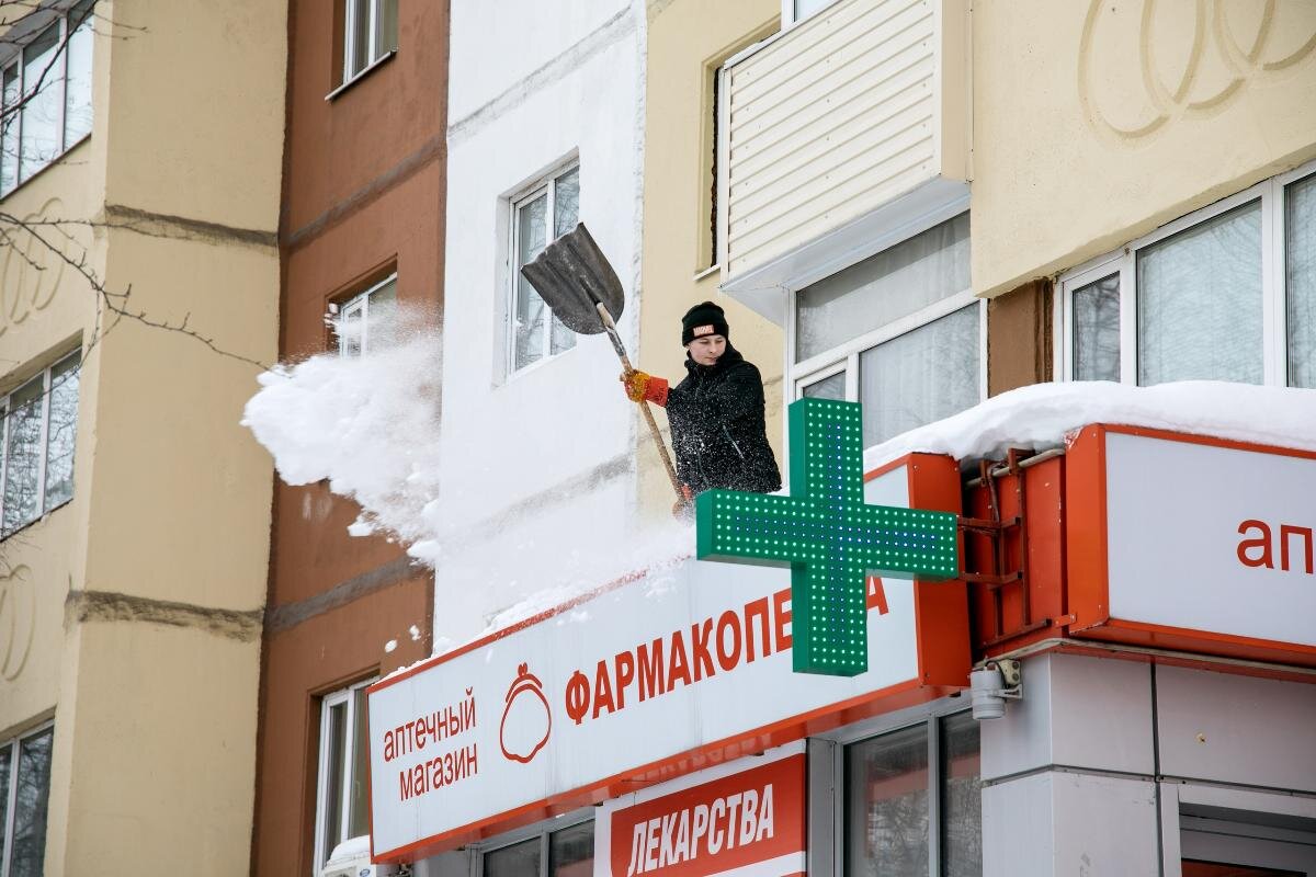    Два жителя Сургута поступили в травмцентр из-за падения снега и льда с крыш