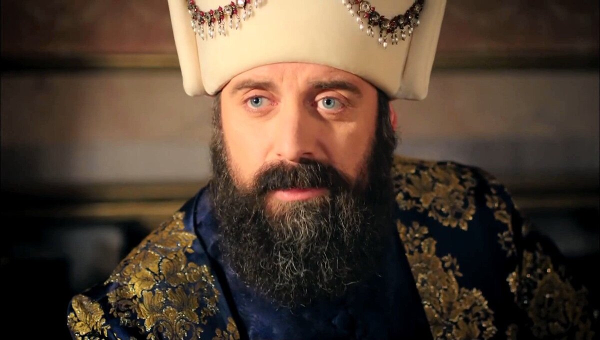      Халит Эргенч в роли султана Сулеймана в сериале "Великолепный век"